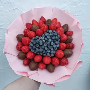 Букет-сердце из клубники и голубики