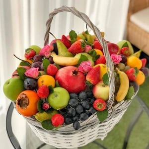 Композиция из клубники «Фруктовая корзина с гранатом и хурмой»