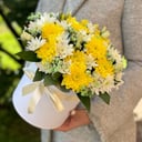 Шляпная коробка с цветами «Солнышке» из хризантем и гипсофил