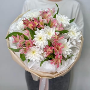 Букет с белой пушистой хризантемой