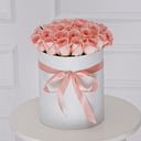 Розовые розы в шляпной коробке