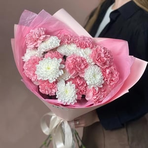 Букет из розовых диантусов и хризантемы