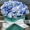 Шляпная коробка с цветами «Синева» из гортензий