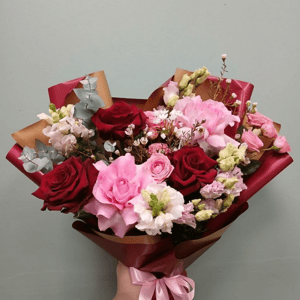 Букет «Вечерний блюз» из роз и эустом