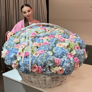 Букет цветов из гортензий в корзине