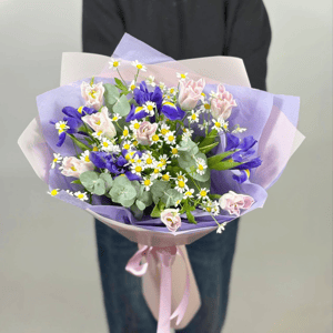 Букет «Изумрудная симфония» из тюльпанов и ирисов