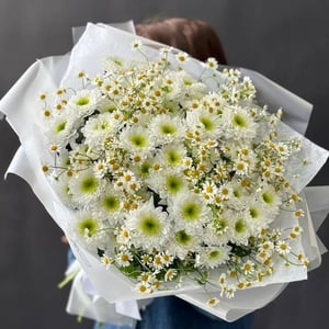 Букет цветов из хризантем и ромашек