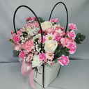 Коробка с цветами «Дамская сумочка цветов» из гвоздик и роз