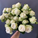 Букет из белых пионовидных кустовых роз