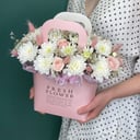 Коробка с цветами «Сумочка "Леди"» из роз и хризантем