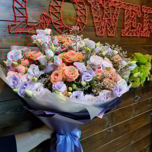 Букет «Лавандовые мечты» из роз и эустом