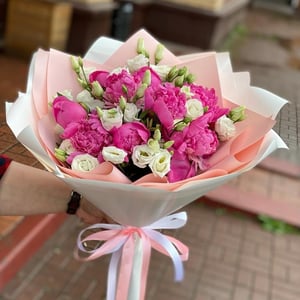 Букет из малиновых пионов