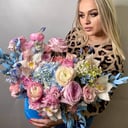 Шляпная коробка с цветами «Цветочная композиция» из экзотических цветов и роз