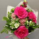 Букет «Пинки Грин» из роз и альстромерий