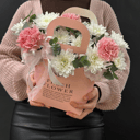 Коробка с цветами «Цветы в сумочке с хризантемой»
