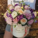 Коробка с цветами «Нежность» из роз и эустом