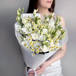 Нежный букет лизиантус эустома и ромашка