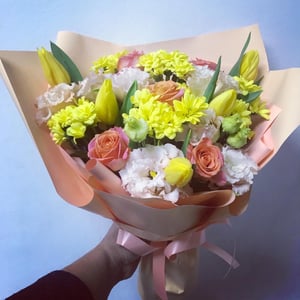 Букет «Солнечная улыбка» из хризантем и тюльпанов