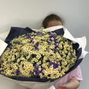 Букет «Для единственной» из ромашек и ирисов