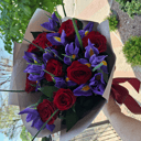 Букет «Соблазн» из ирисов и роз