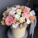 Шляпная коробка с цветами «Торжество» из альстромерий и хризантем