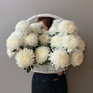 Корзина с хризантемами белыми для мамы