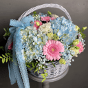 Композиция с гортензией корзине из гвоздик и гербер