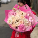 Нежный букет из роз и эустом