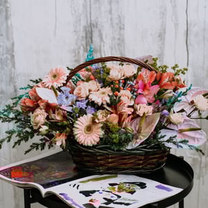 Корзина с цветами «Созвездие девы» из роз и альстромерий