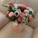 Шляпная коробка с цветами «Композиция с анемоном» из альстромерий и экзотических цветов