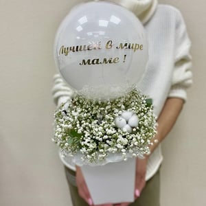 Шляпная коробка с цветами «Лучшей в мире маме» из гипсофил