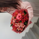 Весна из альстромерий