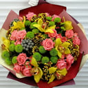 Букет «Тропическом солнце.» из хризантем и роз