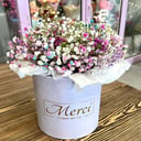 Шляпная коробка с цветами «Коробка Merci bouquet» из гипсофил