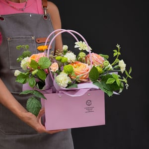 Коробка с цветами «Композиция в сумочке "Боттега Шик"» из роз и хризантем