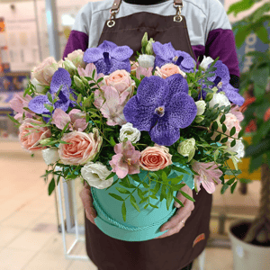 Шляпная коробка с цветами «Шик» из роз и эустом