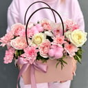 Коробка с цветами «Сумочка из нежных роз»