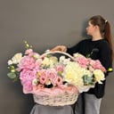 Корзина с цветами «Для прекрасной дамы» из роз и эустом