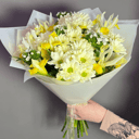 Весенний букет с ирисами из хризантем и гвоздик