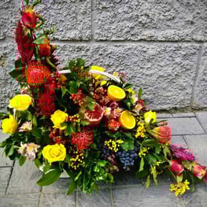 Композиция «Страсть граната» из альстромерий и роз