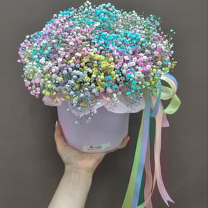 Шляпная коробка с цветами «Коробка с гипсофилой "Радужный свет"»