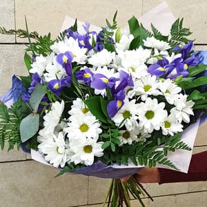 Букет «Серебрянный ключик» из ирисов и хризантем