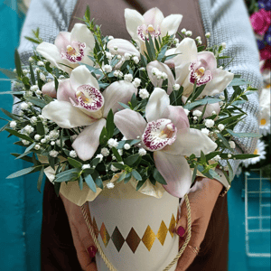 Шляпная коробка с цветами «Белая орхидея» из гипсофил