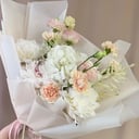 Букет «Прикосновение мечты» из пионов и эустом