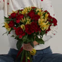 Букет из кустовых роз и альстромерий