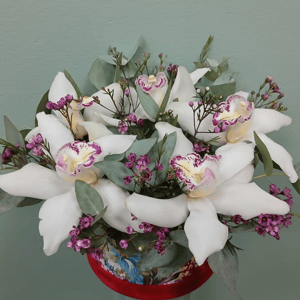 Шляпная коробка с цветами «Карусель» из орхидей