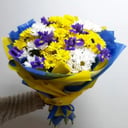 Букет «Три цвета» из хризантем и ирисов