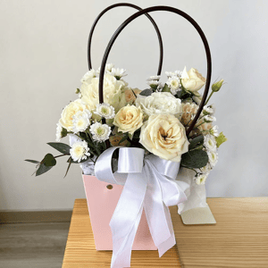 Коробка с цветами «Белый стих» из роз и хризантем