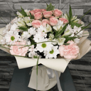 Букет с розовым диантусами и хризантемой