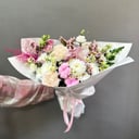 Букет «Дуновение Ветра» из эустом и хризантем